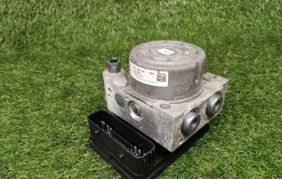 Ford Fusion II ABS Pump DG9C2C405AH