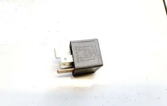 Volkswagen PASSAT B5.5 Other relay 8D0951253A v23134-j52-x300