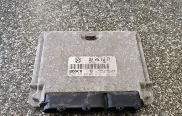 Skoda Octavia Mk1 (1U) Engine control unit/module 06A906018FH 0261206266