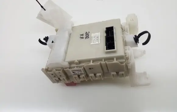 Toyota Avensis T270 Fuse module 8273005150