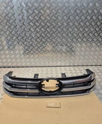 Toyota Hilux VIII Front bumper upper radiator grill 531110KA90