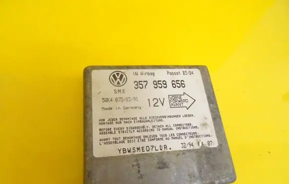 Volkswagen PASSAT B4 Airbag control unit/module 357959656