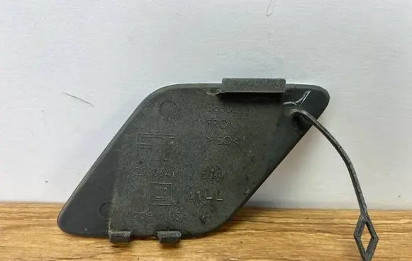 Cadillac CTS Front tow hook cap/cover 22806411-pinya