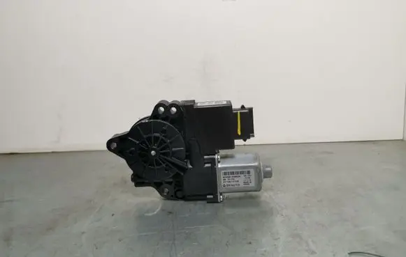 Hyundai Santa Fe Front door window regulator motor 824502W020