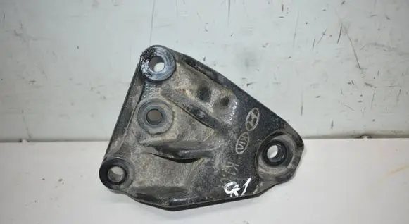Engine mounting bracket