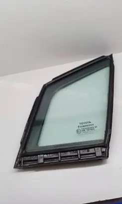 Toyota Avensis T270 Front door vent window glass four-door 43R001605