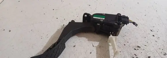 Accelerator throttle pedal