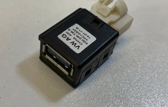 Volkswagen Golf VII USB socket connector 5Q0035726B