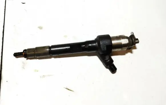 Mazda CX-7 Fuel injector R2AA13H50