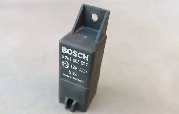Volvo V70 Glow plug pre-heat relay 0281003037