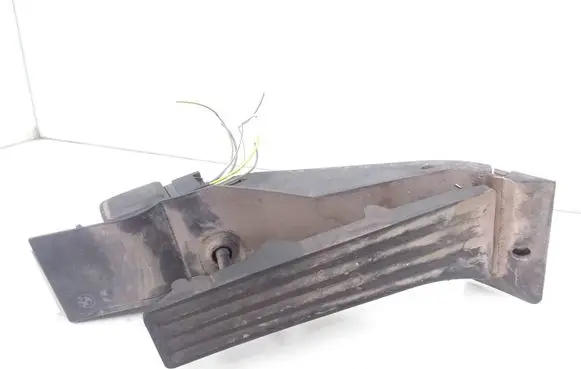 Accelerator throttle pedal