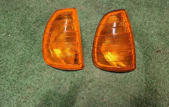 Mercedes-Benz 200 300 W123 Front indicator light 1305233052