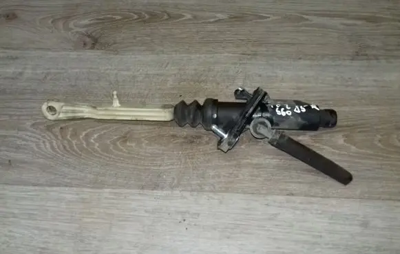 Volvo S60 Clutch slave cylinder 8636540