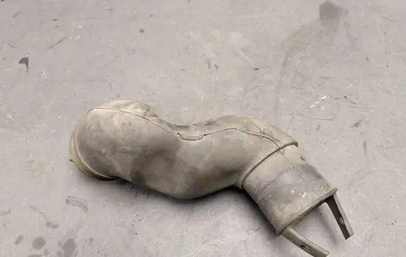 Coolant pipe/hose