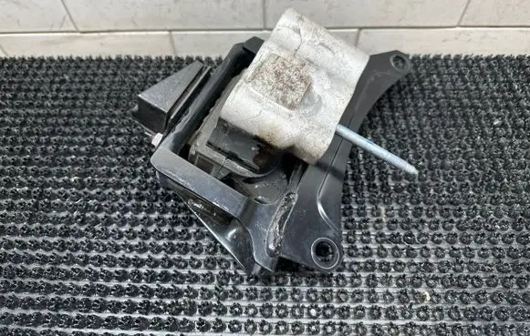 Toyota Prius (XW50) Engine mount bracket