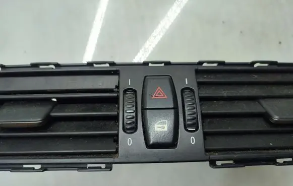 BMW 5 E60 E61 Dash center air vent grill 6910734 7009275