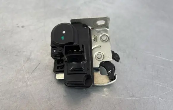 Jeep Grand Cherokee Tailgate window lock/catch/latch Y2H033025926