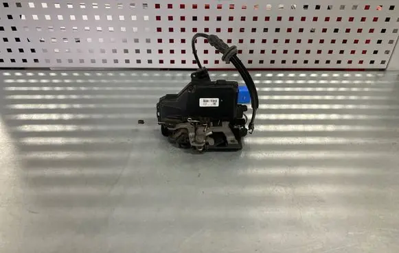 Skoda Octavia Mk2 (1Z) Front door lock PA66309 A00468