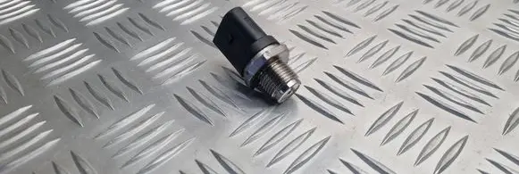 Mercedes-Benz S W220 Fuel pressure sensor 