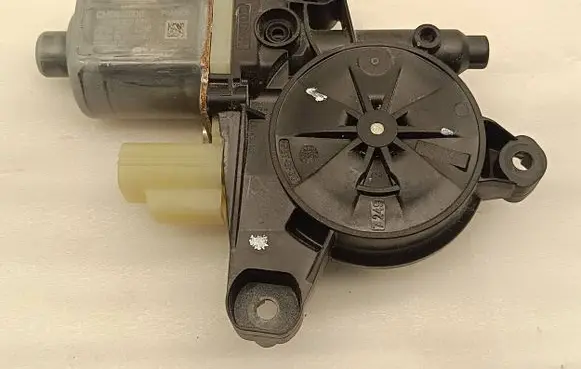 Ford Escape IV Rear door window regulator motor CM0941000 20200902 0130822091
