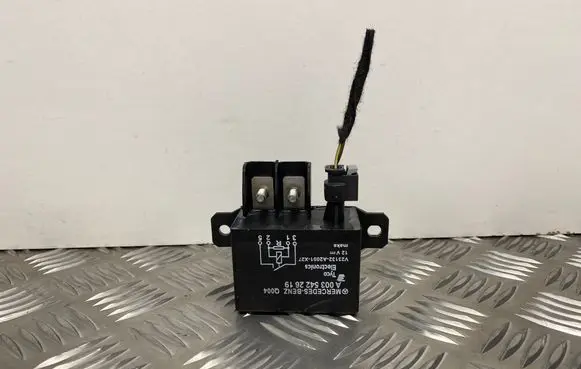 Mercedes-Benz C W204 Battery relay fuse A0035422619