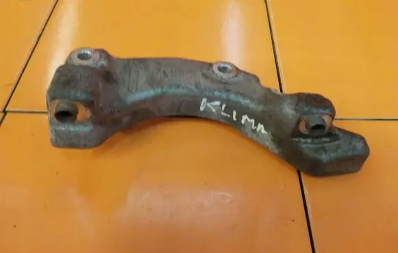 Volvo S60 Engine mounting bracket 31401869