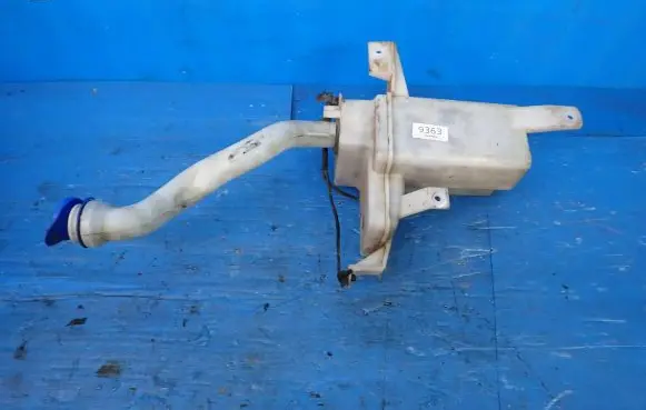 Suzuki Swift II Windshield washer fluid reservoir/tank 38400-68L10