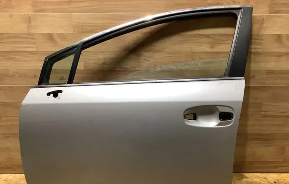 Toyota Avensis T250 Front door