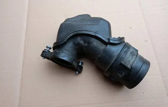 Volkswagen Golf VII Turbo air intake inlet pipe/hose 04E129656S