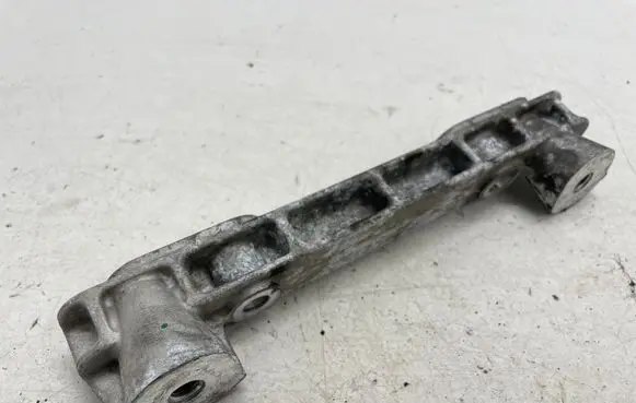 Volvo XC40 Engine mounting bracket 32137504