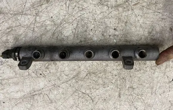 Opel Vivaro Fuel main line pipe 175210542R