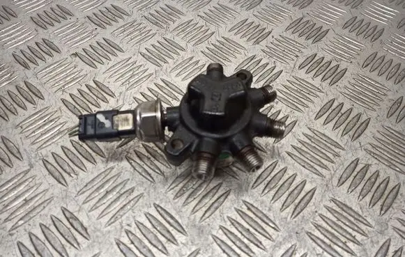 Renault Clio III Fuel distributor 8200379933