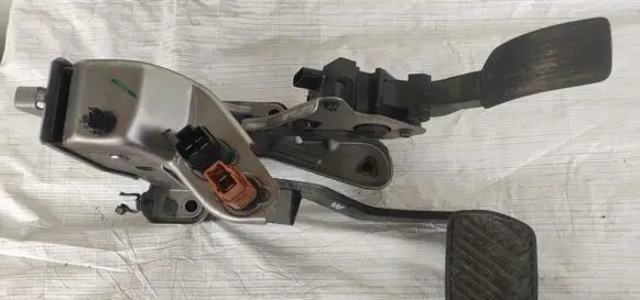 Nissan Juke I F15 Pedal assembly 180023RA0B