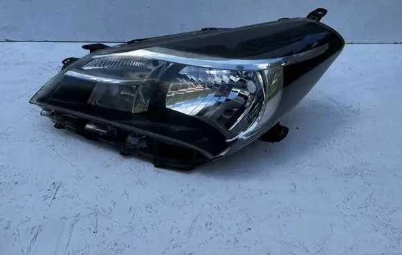 Toyota Yaris Headlight/headlamp