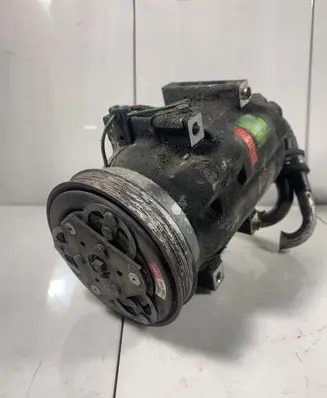 Volkswagen PASSAT B5 Air conditioning (A/C) compressor (pump) 8D0260805D