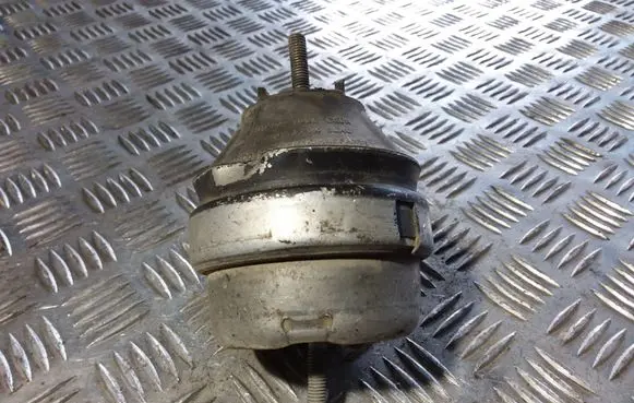 Volkswagen PASSAT B5 Engine mount bracket 8D0199382L