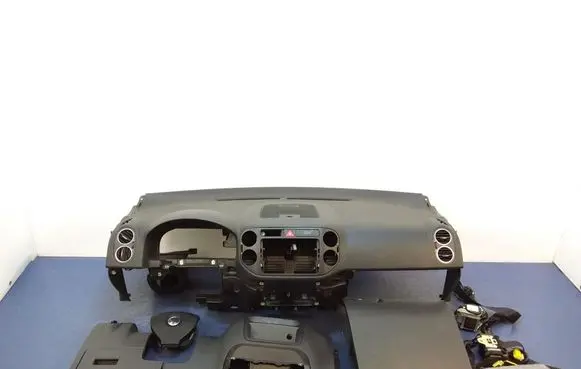 Volkswagen Golf V Dashboard 