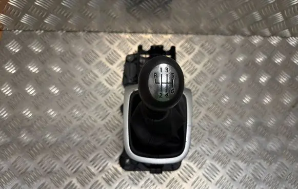 Renault Megane III Gear shifter/selector 9612311
