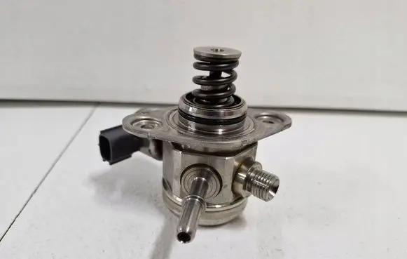 Renault Clio IV Fuel injection high pressure pump 166304BA0A
