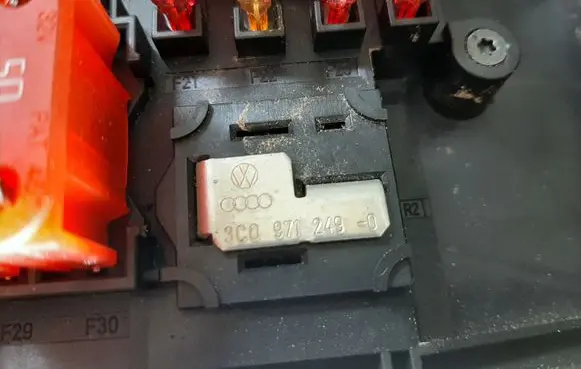 Volkswagen Golf V Fuse module 1K0937125A 3C09712490