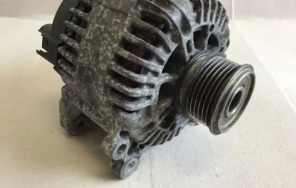 Volkswagen Golf V Generator/alternator 06F903023C