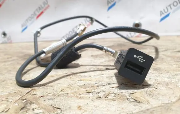 BMW X5 E70 USB socket connector 9167196 9196797