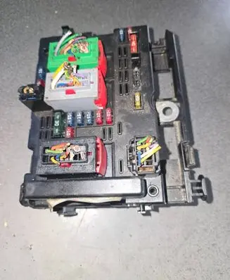 Peugeot 307 Fuse module 9646405280 30282236