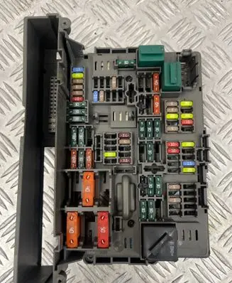BMW 1 E81 E87 Fuse module 10688710