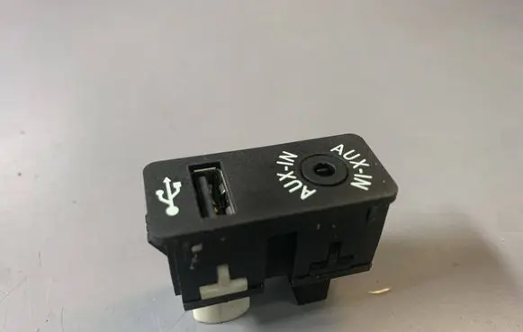 BMW 3 F30 F35 F31 AUX in-socket connector 9229246 84109229246