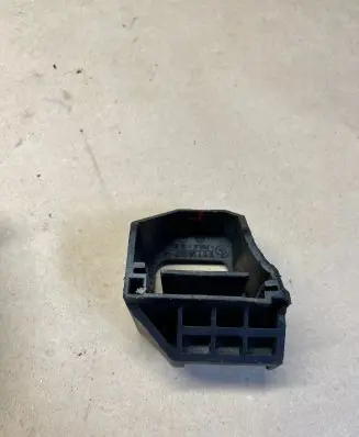 Radiator mount bracket