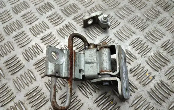 Volkswagen Caddy Front door lower hinge 1T0831412
