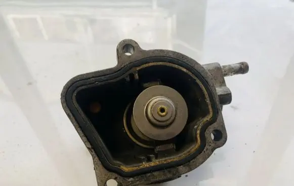 Mercedes-Benz E W211 Engine coolant pipe/hose 243492