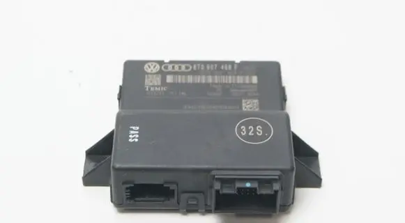 Audi A5 8T 8F Gateway control module 8T0907468F
