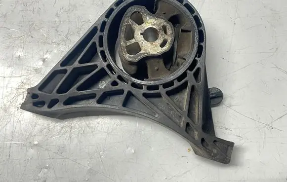 Opel Insignia B Engine mount bracket